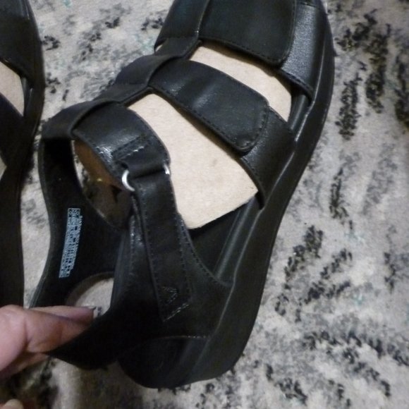 Vionic black 3 adjustable strap leather sandals 8W 8 wide arch support - Picture 3 of 7